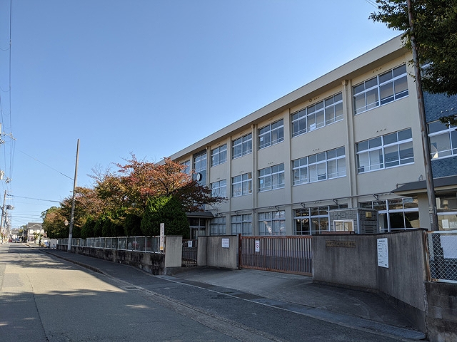 市立鳩里小学校まで徒歩約23分