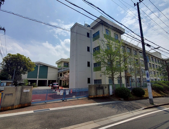 市立松が丘小学校まで徒歩約5分