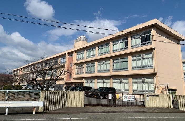 市立平岡南小学校まで徒歩約18分
